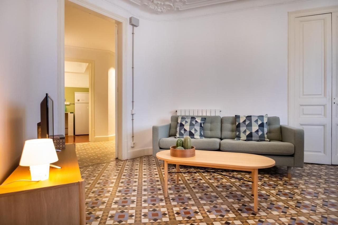 B42 - Modernist Apartment For Large Groups In Eixample Barselona Dış mekan fotoğraf